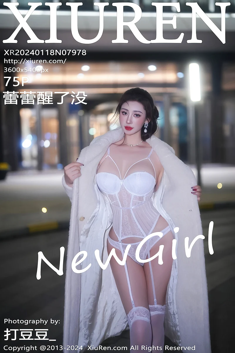 [XiuRen秀人网] No.7978 新人模特蕾蕾醒了没性感白色蕾丝情趣服饰配白丝吊袜诱惑写真-就是免费