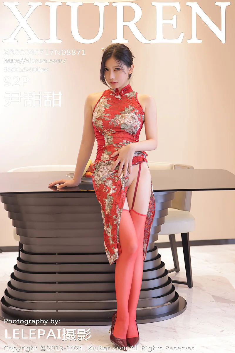 [XiuRen秀人网] NO.8871 模特尹甜甜性感红色旗袍服饰配红丝吊袜半撩秀翘臀美腿诱惑写真-就是免费
